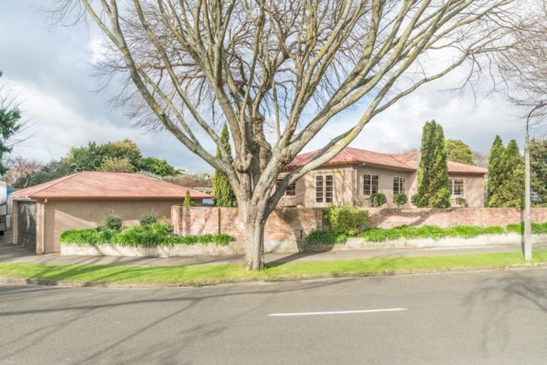 Photo of property in 10 Awatea Terrace, Hokowhitu, Palmerston North, 4410