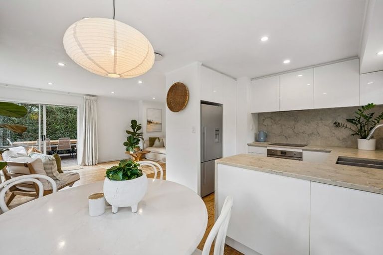 Photo of property in 2/7 Hanlon Crescent, Narrow Neck, Auckland, 0624