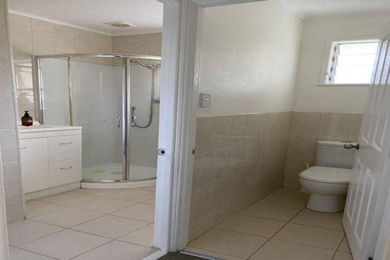 Photo of property in 2/24 Hatherlow Street, Glenfield, Auckland, 0629