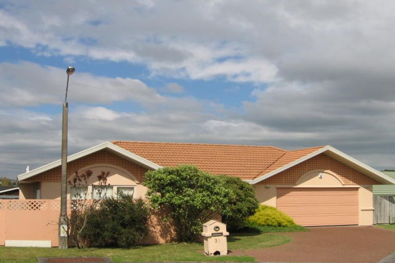 Photo of property in 31 Heversham Place, Glendene, Auckland, 0602