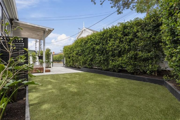 Photo of property in 2/7 Hanlon Crescent, Narrow Neck, Auckland, 0624