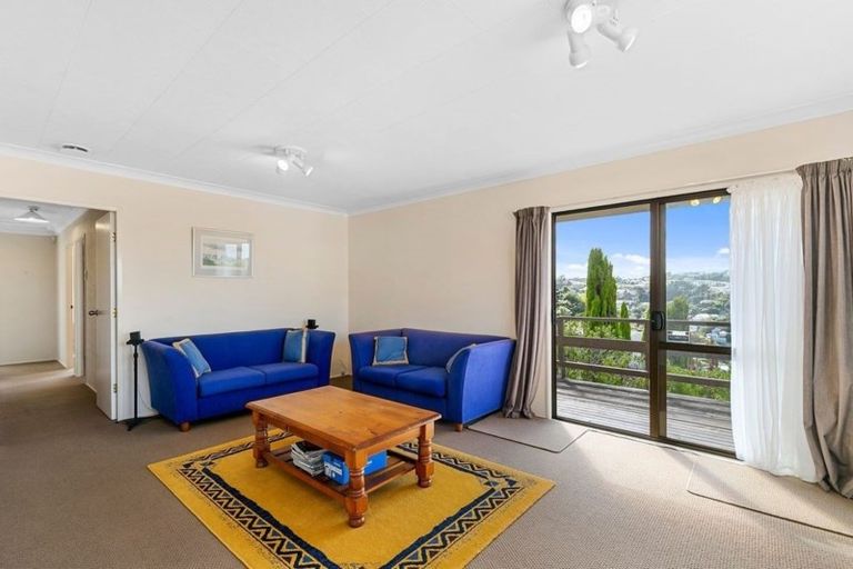 Photo of property in 23 Cheltenham Terrace, Newlands, Wellington, 6037