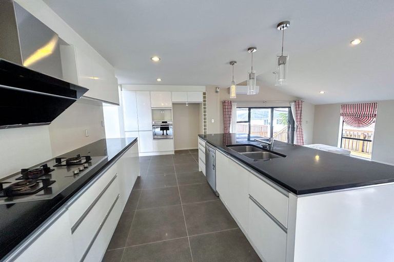 Photo of property in 21 Namsan Close, Fairview Heights, Auckland, 0632