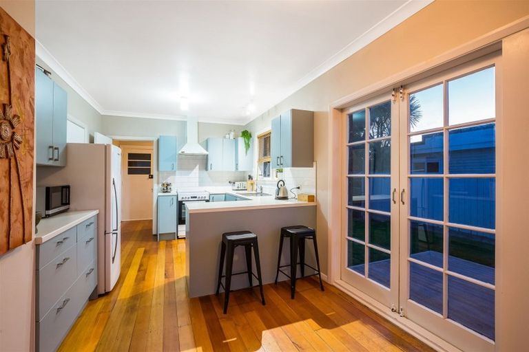 Photo of property in 44 Grays Road, Plimmerton, Porirua, 5026