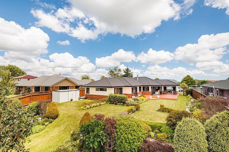 Photo of property in 16 Sycamore Crescent, Fitzherbert, Palmerston North, 4410