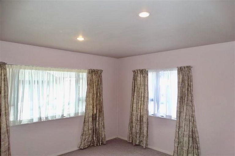 Photo of property in 3213 Great North Road, New Lynn, Auckland, 0600