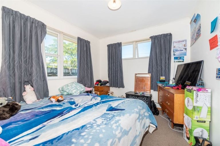 Photo of property in 17 Chilcott Road, Henderson, Auckland, 0612