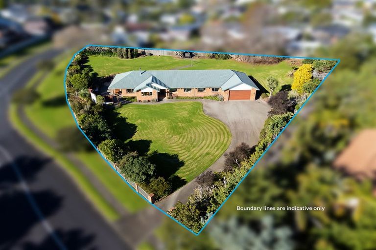 Photo of property in 2 Burgundy Park Avenue, Henderson, Auckland, 0612