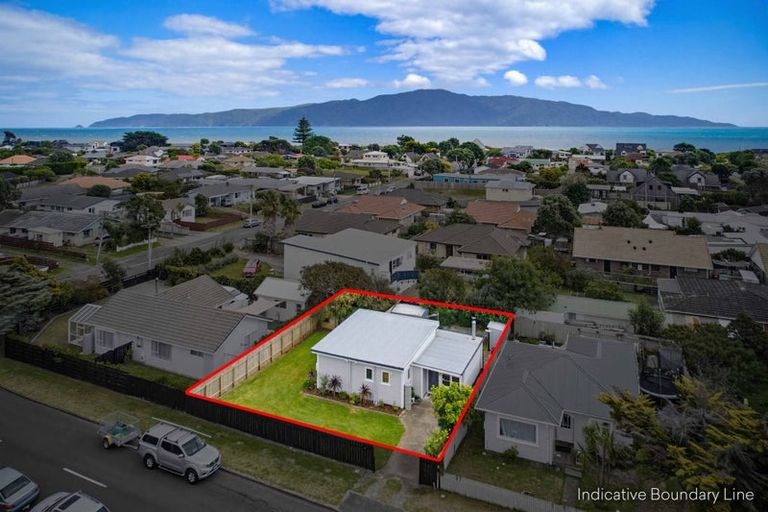 Photo of property in 1 Te Kupe Road, Paraparaumu Beach, Paraparaumu, 5032