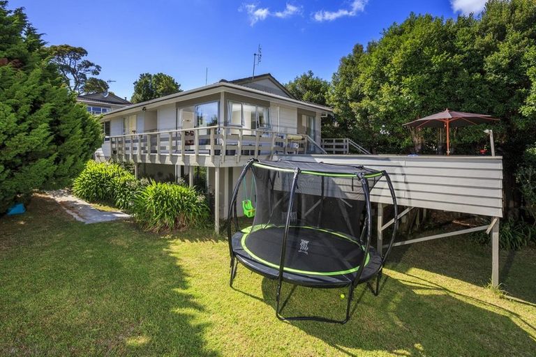 Photo of property in 1/244 East Coast Road, Forrest Hill, Auckland, 0620