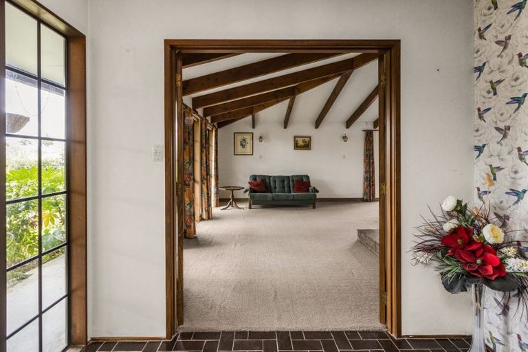 Photo of property in 11 Deakin Place, Clive, 4102