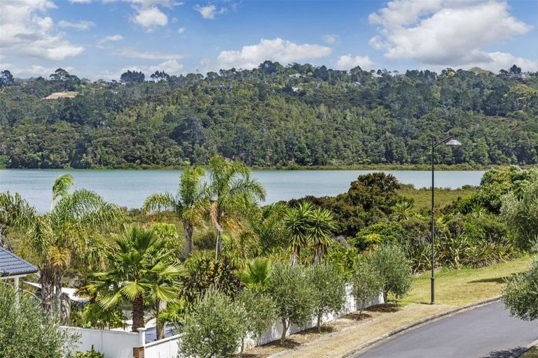 Photo of property in 20 Schopolo Place, Schnapper Rock, Auckland, 0632