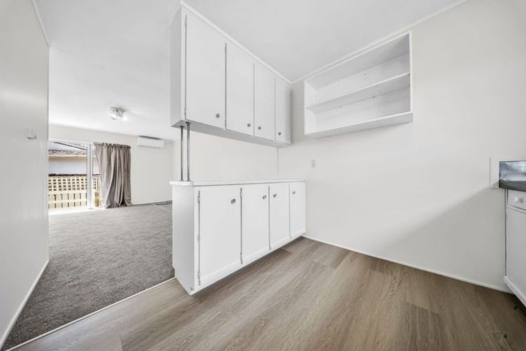 Photo of property in 1/23 Challen Close, Conifer Grove, Takanini, 2112