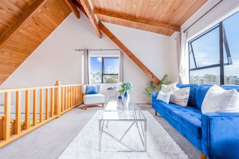 Photo of property in 17 Unsworth Drive, Unsworth Heights, Auckland, 0632