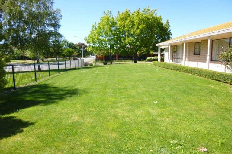 Photo of property in 27 Crosdale Place, Burnside, Christchurch, 8042