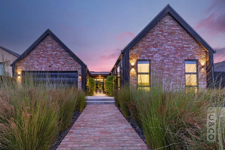 Photo of property in 1 Len Ireland Drive, Kumeu, 0810