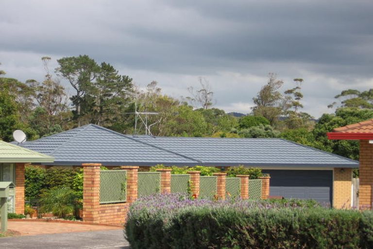 Photo of property in 27 Heversham Place, Glendene, Auckland, 0602