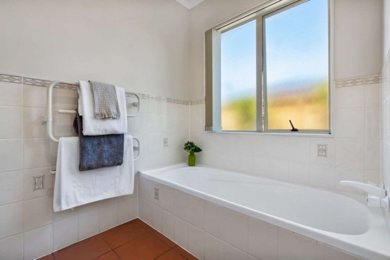 Photo of property in 12 Tington Avenue, Wattle Downs, Auckland, 2103