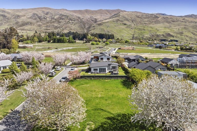 Photo of property in 14 Old Station Avenue, Wanaka, 9305
