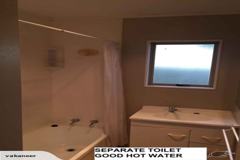 Photo of property in 1/5 Sunnyside Road, Sunnyvale, Auckland, 0612