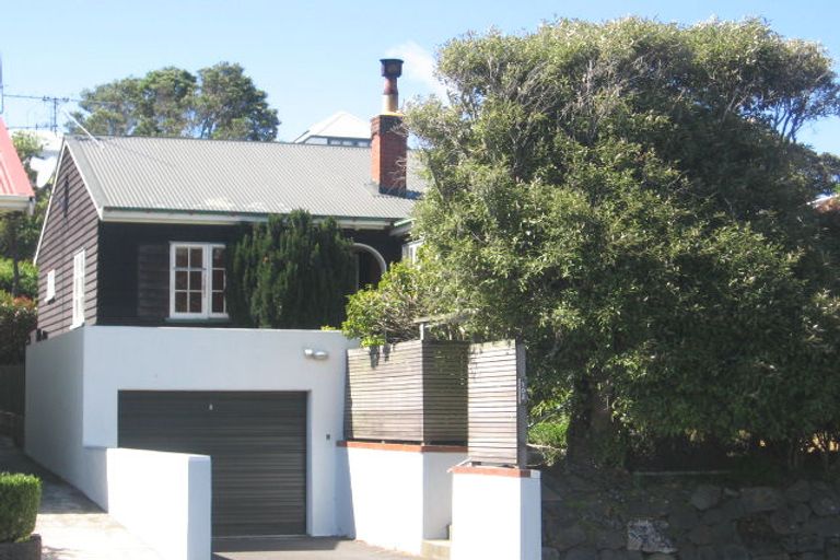 Photo of property in 102 Northland Road, Northland, Wellington, 6012