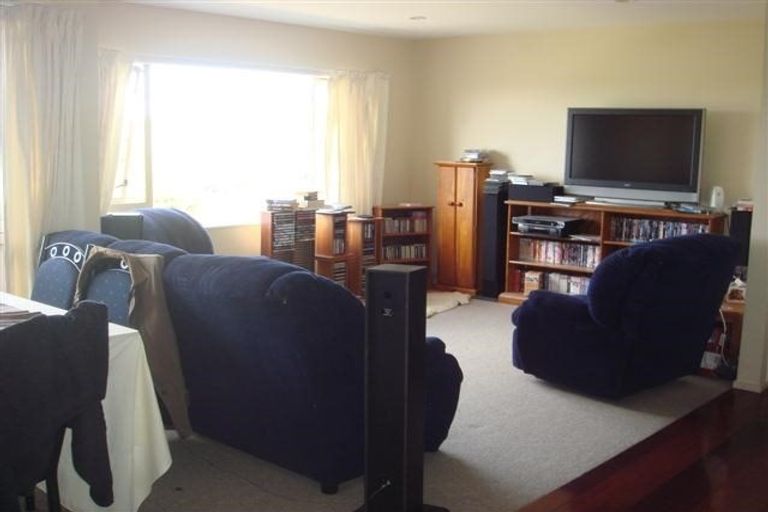 Photo of property in 2/845 East Coast Road, Northcross, Auckland, 0630