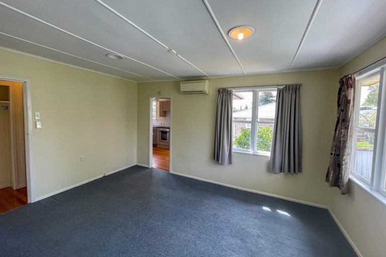 Photo of property in 12 Gill Avenue, Te Atatu Peninsula, Auckland, 0610