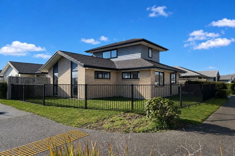 Photo of property in 1 Robalan Close, Halswell, Christchurch, 8025