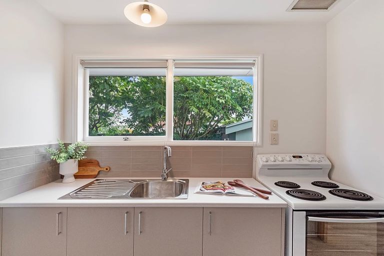 Photo of property in 12 Lomax Place, Islington, Christchurch, 8042