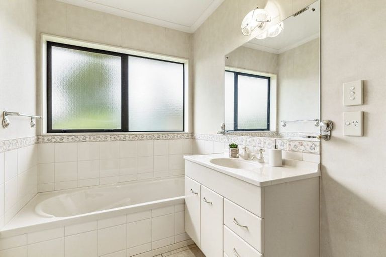 Photo of property in 1 Cabeleigh Drive, Helensville, 0800