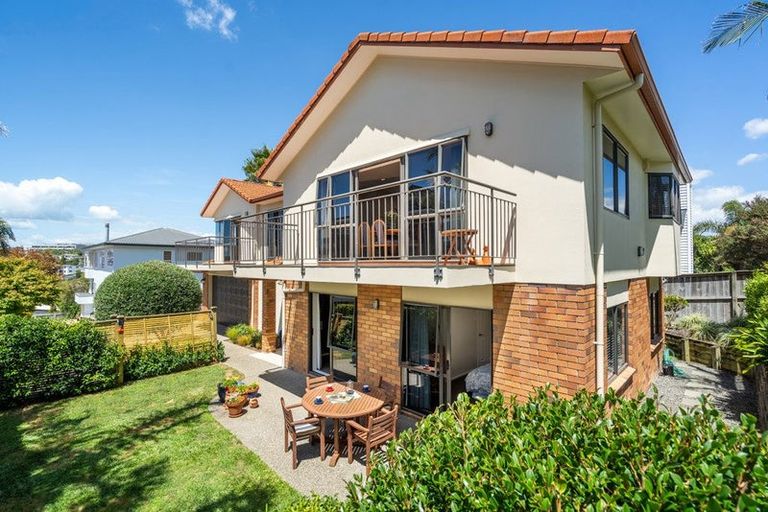 Photo of property in 2/23 Kiteroa Terrace, Rothesay Bay, Auckland, 0630