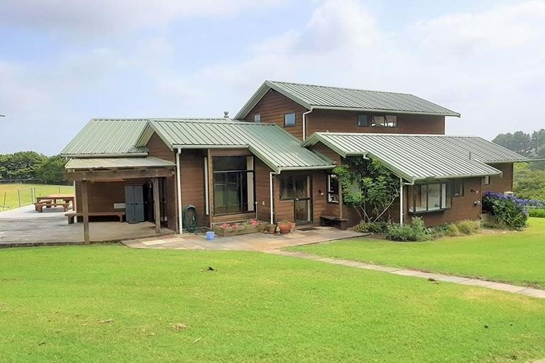 Photo of property in 15 Te Henga Road, Waitakere, Henderson, 0781