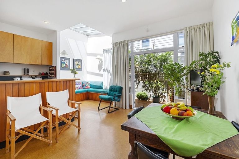 Photo of property in 46 Hawker Street, Mount Victoria, Wellington, 6011