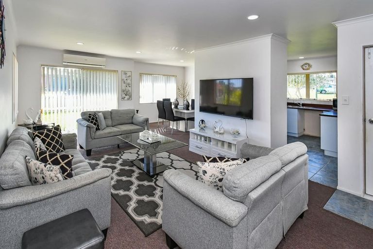 Photo of property in 1 Loughinisland Place, Weymouth, Auckland, 2103