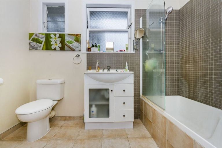 Photo of property in 12 Cypress Place, Sunnynook, Auckland, 0620