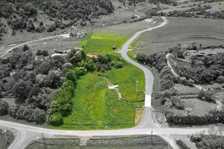 Photo of property in 13 Robertson Close, Manakau, 5583