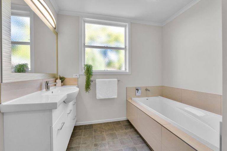 Photo of property in 568 South Road, Omata, New Plymouth, 4374