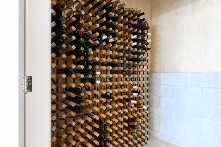 Photo of property in 247 Devonport Road, Tauranga, 3110