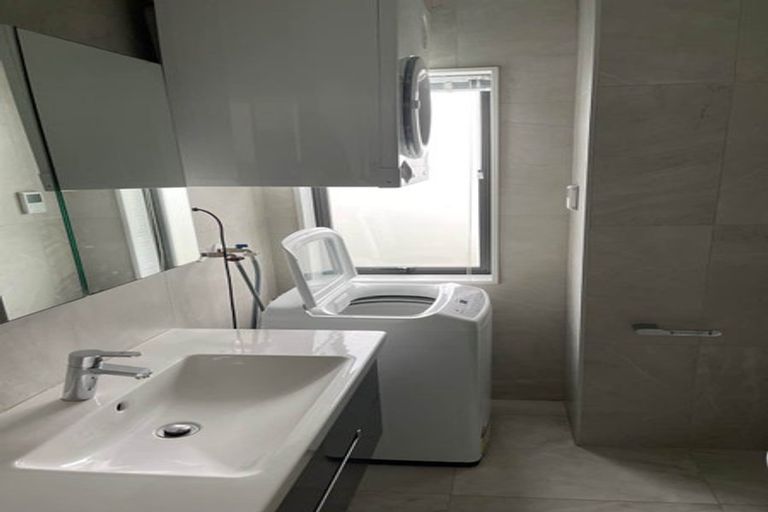 Photo of property in 2 Veneta Close, Flat Bush, Auckland, 2019