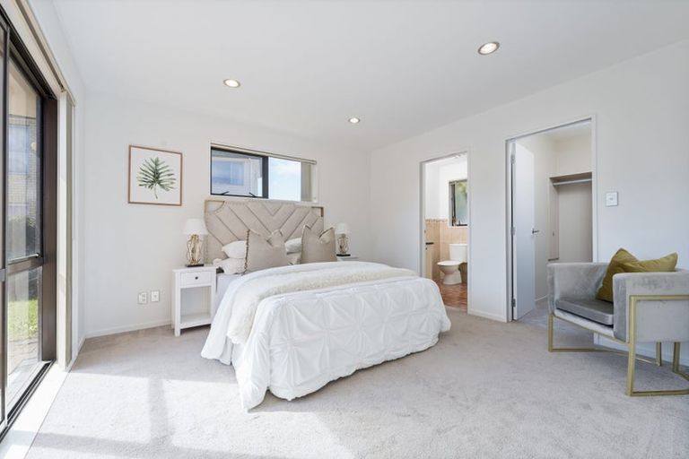 Photo of property in 33 South Kensington Way, Henderson, Auckland, 0612