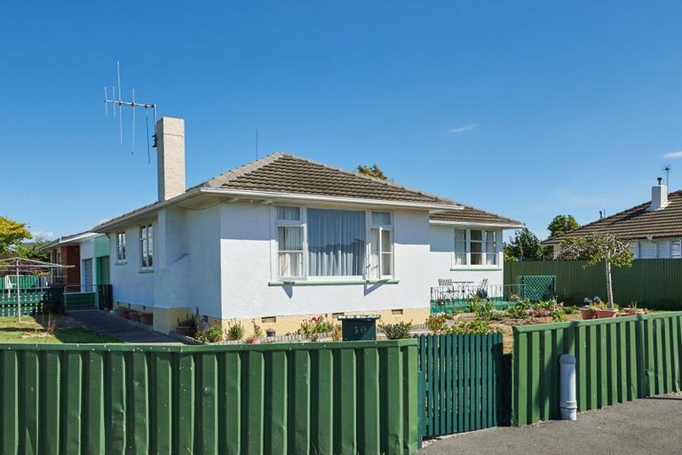 Photo of property in 52 Exeter Crescent, Takaro, Palmerston North, 4412