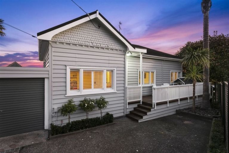 Photo of property in 2/18 Mariposa Crescent, Birkenhead, Auckland, 0626