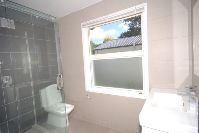 Photo of property in 21 Chilcott Road, Henderson, Auckland, 0612