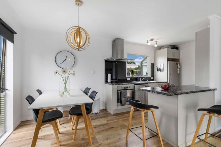 Photo of property in 22 Edgewater Parade, Waiuku, 2123