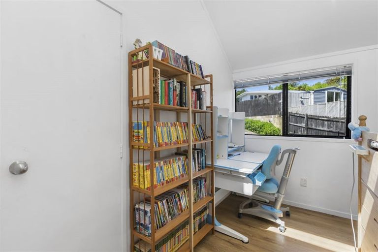 Photo of property in 50 Robbies Road, Shelly Park, Auckland, 2014