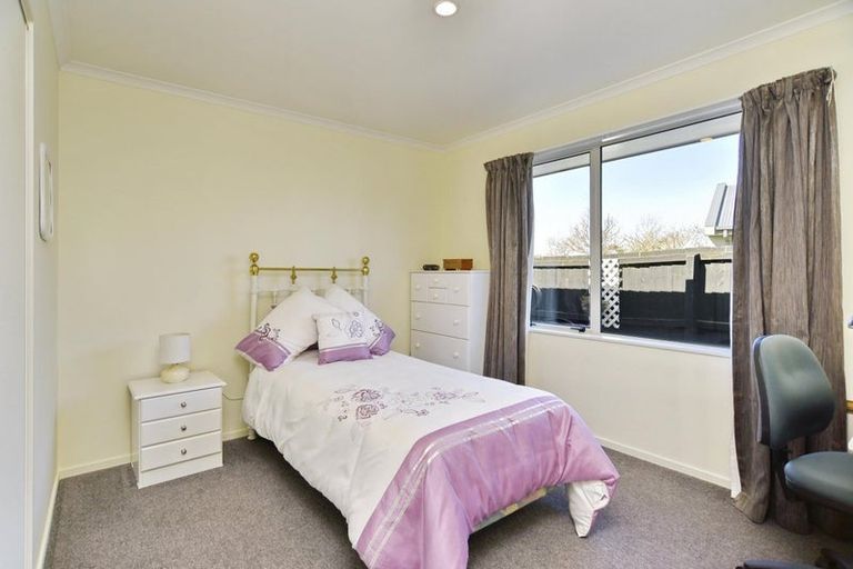 Photo of property in 15 Willowview Drive, Redwood, Christchurch, 8051