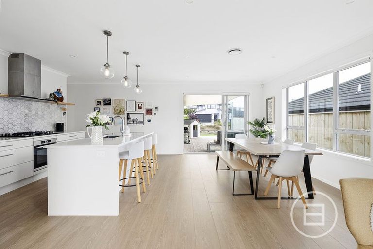 Photo of property in 52 Jane Maree Road, Kumeu, 0810