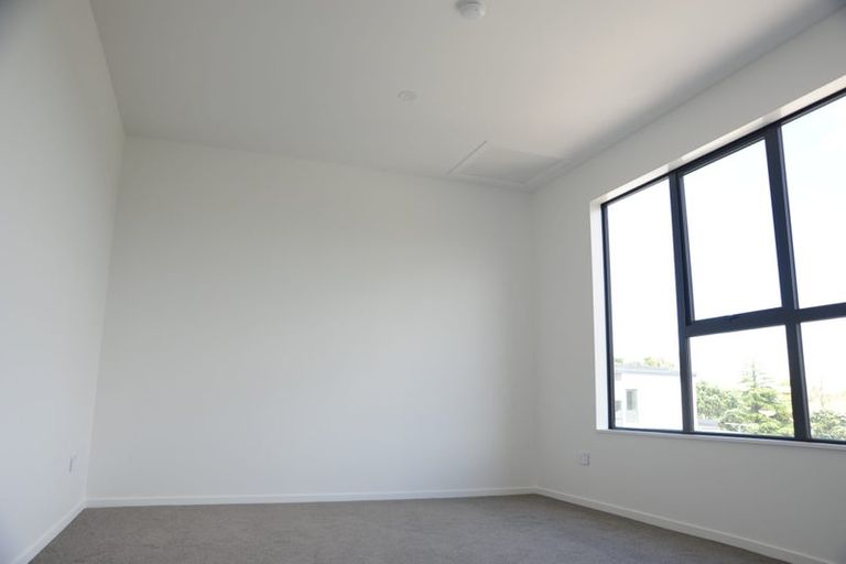 Photo of property in 7/11 Oteha Valley Road, Northcross, Auckland, 0632