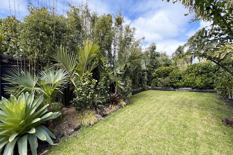 Photo of property in 131 Chelsea View Drive, Chatswood, Auckland, 0626
