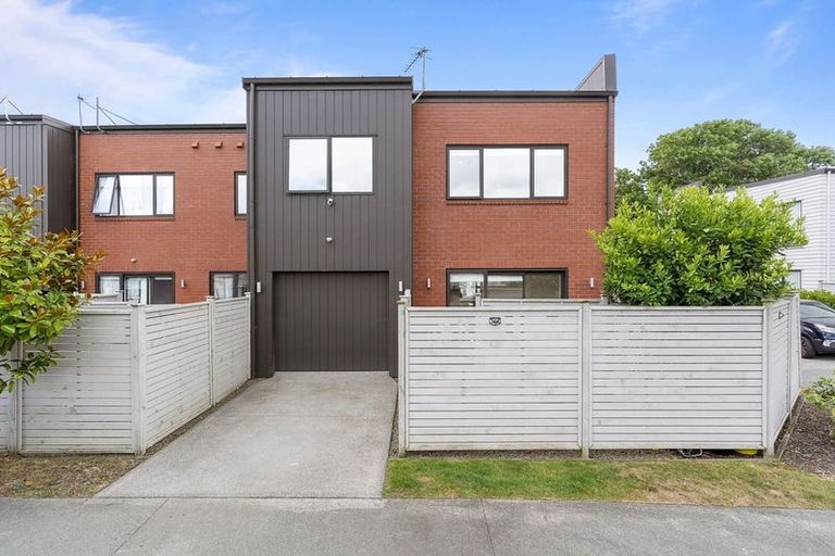 Photo of property in 18 Pepene Avenue, Takanini, 2112